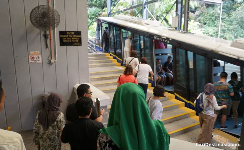 naik kereta kabel bukit bendera